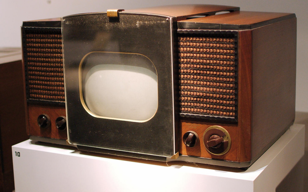 RCA 630-TS je bil prvi množično izdelan televizor, naprodaj je bil leta 1946 in 1947.